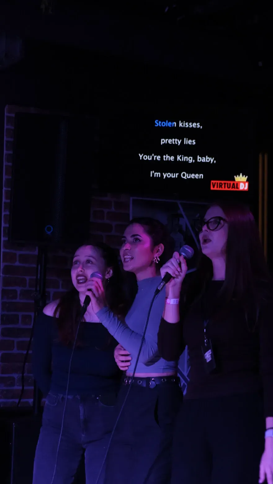 Don't Stop the Lyrics, fotografie 1